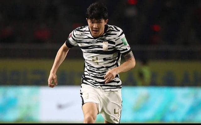 ナポリ加入の韓国代表DFがチームメイトの前で『江南スタイル』熱唱！その反応は…？