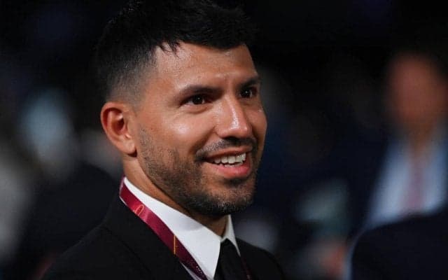 彼女もうんざり？アグエロが自宅でもゴルフに熱中