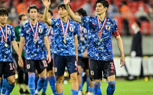 E-1表彰式で日本代表選手が「トロフィー」ではなく「“スポンサー”飲料」を掲げる！ まさかの小ボケに周囲の選手は苦笑