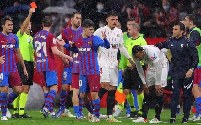 クンデのバルセロナ加入で昨季の“因縁”が再燃！試合中に至近距離からアルバの顔面にボール投げつけ