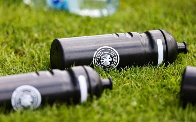 決勝の延長120分に迎えたカウンターのピンチ…監督がペットボトルで阻止しようとして退場
