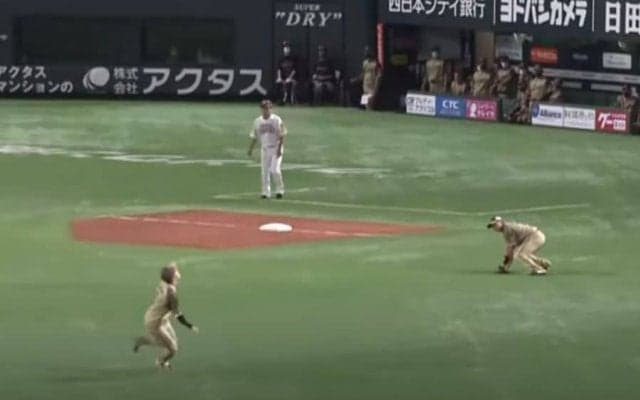 三ゴロのはずが「すげぇボール飛んでいく」　まさかの一打が「あんな跳ね返るんか」