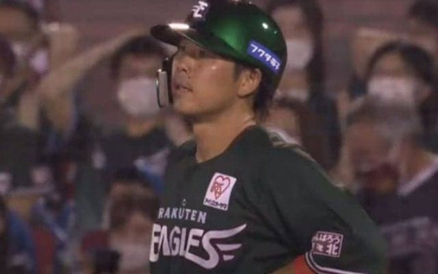 打者呆然の“体ピーン”が「さすがに上手すぎる」　寝たまま送球が「カッコ良すぎた!!」