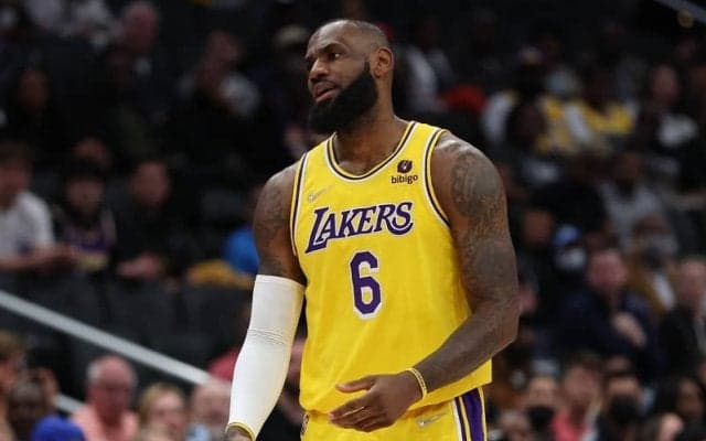 息子ブロニーとNBAでプレーすることを望むレブロンに今夏待ち受ける3つの選択肢とは？