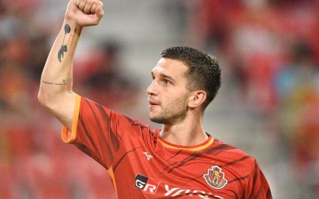 活動停止中の名古屋FWシュヴィルツォク、母国で超巨大魚を釣り上げる