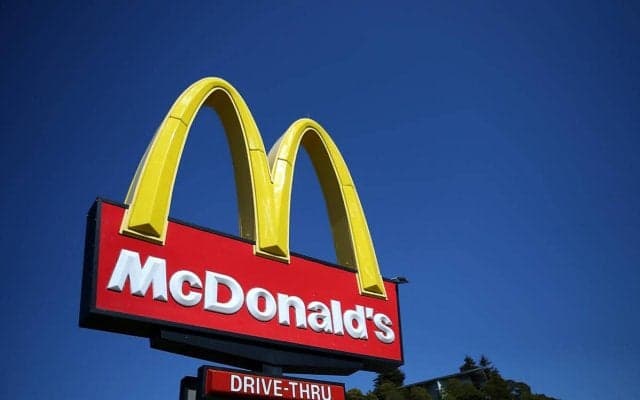 マクドナルドの制服？アヤックスファンがユニフォームデザインに抗議