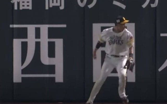 柳田もオロオロ「必死で探してる」　頭上から“消えた”打球は「ミラクル打すぎる」