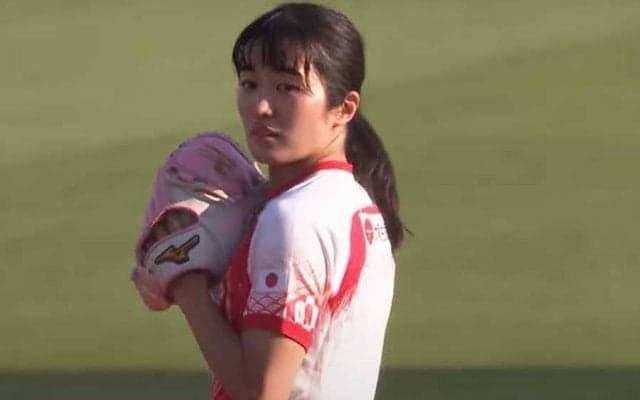 緊張感あふれる表情から「キャッ」　美女アスリートの“剛球”始球式に熱視線