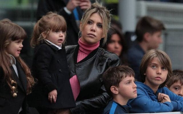 「めっちゃ似合う」父は元インテルなのに…ワンダ・ナラが“ミラン”のユニフォーム着た子供たちとセルフィー「超クール」