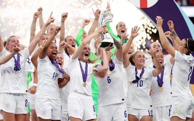 8万人超の大観衆！ イングランドが自国開催の女子ユーロでドイツ下して初優勝！《女子ユーロ2022》