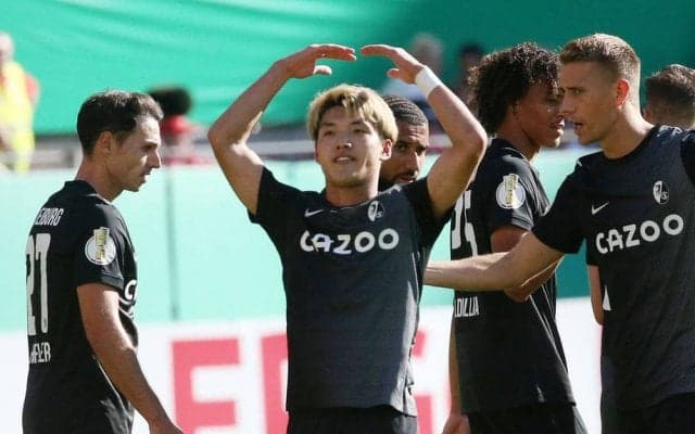 「めっちゃ落ちてる」と話題の堂安律｢移籍後初ゴール｣！ 直接FKを叩き込んでフライブルクの勝利に貢献! DFBポカール1回戦突破を決める｢圧巻のゴール｣