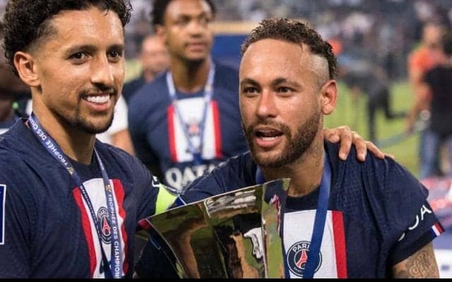 今季初タイトルにご機嫌のネイマールがメッシたちにメダルを授与！お姉さんの仕事を奪うも途中で飽きる