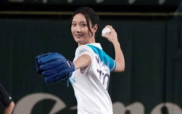 菜々緒が“お尻突き出す”挑発ポーズに笑顔　モルツ野球で古田氏と見せた爆笑始球式