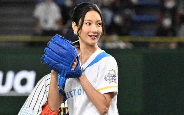 お尻突き出す“挑発”受けた「笑顔が素敵」　9頭身の菜々緒が「めちゃくちゃいい球」