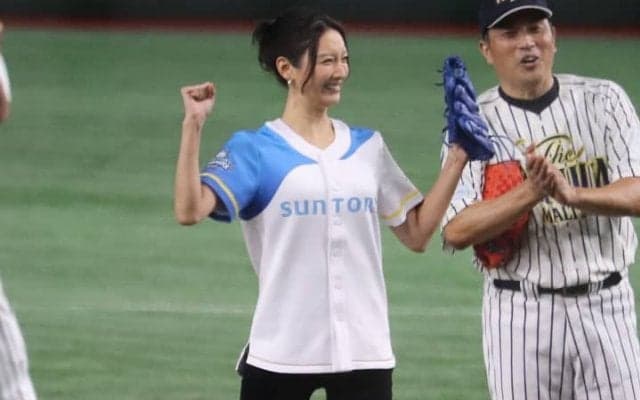 「そのスタイル、美脚が最高！」菜々緒がドリームマッチの始球式に登場！見事なストライク投球にファン喝采「球筋もフォームも素晴らしかった」