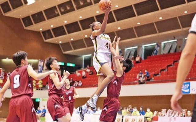 【四国インターハイ】京都精華学園が初優勝！　ウチェを軸に全員バスケで大阪薫英女学院を下す