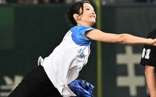 「俯いた顔の美しさ…」　野球ボール握る女優の“真剣な表情”に驚き「眼差し素敵」