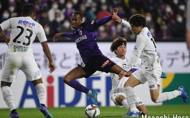 「G大阪戦で激昂」の京都FWマルティノス、「感謝のメッセージ」をツイートするも…「消された文字」の指摘で再度騒動に?