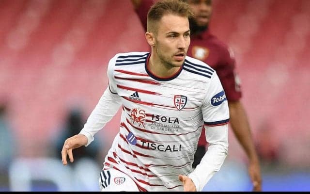 カリアリ、クロアチア代表MFログと新契約締結!　フランクフルト関心も残留