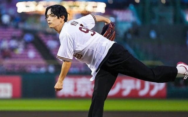 イケメン俳優が「めちゃくちゃいい球」　左腕から“剛球”披露に「空振り取れる」
