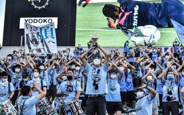 「鳥肌立つ」「電車の中で号泣しそう」試合前の「川崎サポ動画」にSNSが涙の嵐！ 家長＆脇坂も“手で応えた”現地参戦組の声！