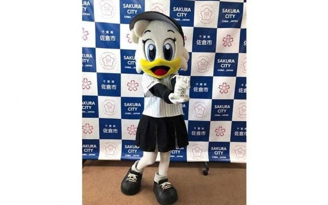 ロッテ、佐倉市の小学校全23校にマリーンズ消毒用アルコールディスペンサー1160本寄贈