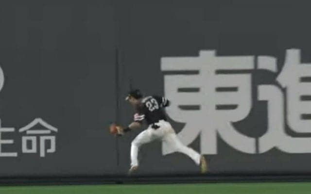 敵ベンチの「驚き方が全てを物語っている」　周東の“超加速美技”に打者「まじか」