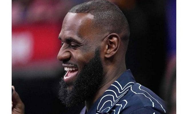 「この握手は凄い（笑）」　デカすぎた身長205cmレブロン、異業種選手との対面に衝撃