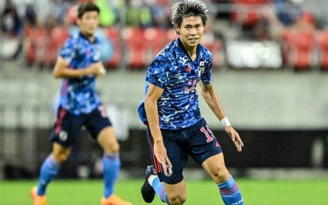 橋本拳人がウエスカ入団会見で｢漢字ユニフォーム｣を披露!! ｢イケメン｣と話題の入団会見1日目の「密着映像｣