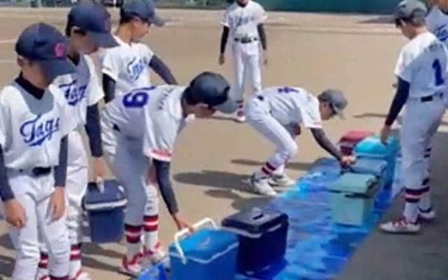 自然と子どもたちが荷物を整理整頓　少年野球で大人気の“魔法”のようなシートとは？