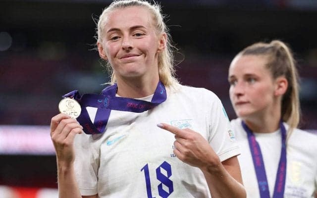 イングランドにユーロ初優勝をもたらした選手と似ていたサポーターに幸運！ビジネスクラスに無料アップデート