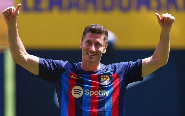 「12」を背負っていたレヴァンドフスキの背番号が「9」に決定！ 昨季背負ったデパイはやはり退団か？