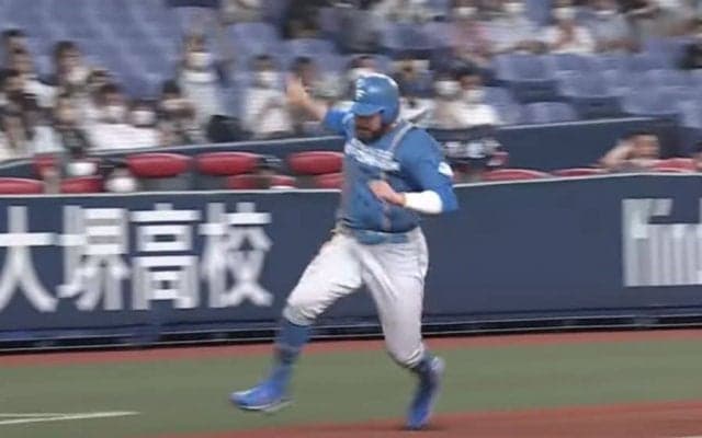 滑って止まる助っ人が「おお、すげぇ」　珍走塁にファン仰天「今までにない発想やな」