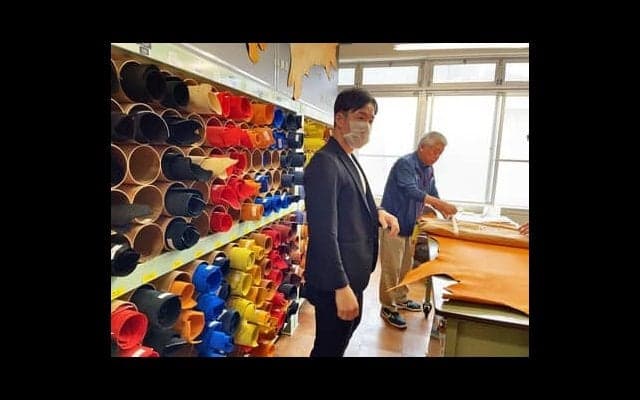 斎藤佑樹がグラブづくりの現場でマイスターから学んだ「野球界のためにやらなければいけないこと」