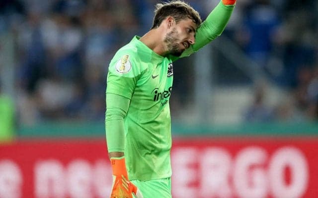 フランクフルトサポーターの行為が裏目に…煙幕が自軍GKのブラインドとなり失点直結