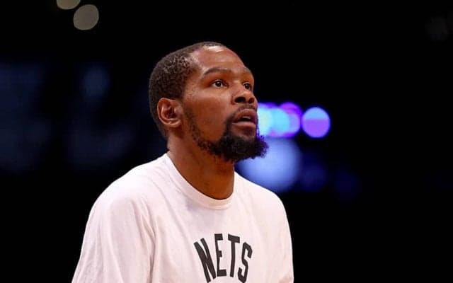 新宿区の公園の写真を投稿したデュラント…彼のロゴが入ったコートが確認される