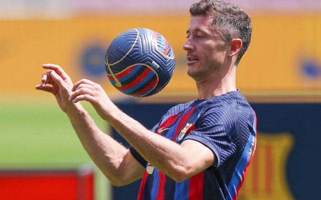 レヴァンドフスキの入団セレモニーパフォが過去の偉人と類似の声「ズラタンとロナウジーニョはオリジナル」