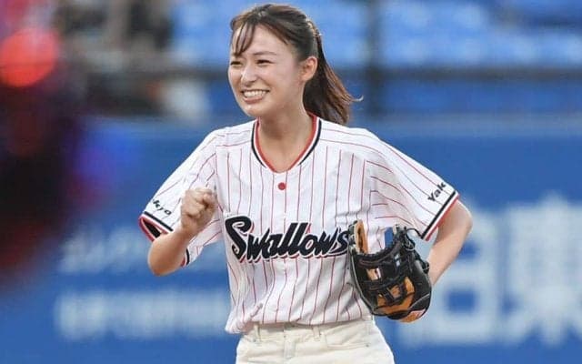 豪快足上げ“大失敗”で恥ずかしそう　場内爆笑…“白パンツ”22歳モデルの赤面一球