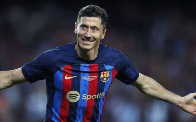 「なんだこれは」レバンドフスキが高難度の技術で「カンプ・ノウ初得点」! GKをかわして”0角度”の位置からネットを揺らす