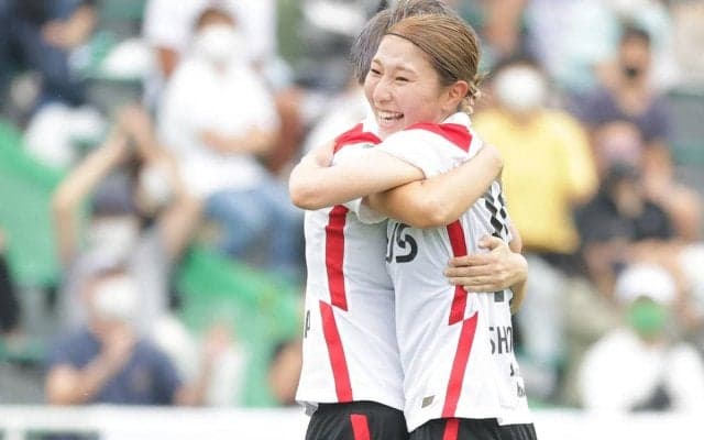 「笑顔がめっちゃカワイイ」浦和L・塩越柚歩が笑顔で相棒を紹介「お洒落でカッコ良い」