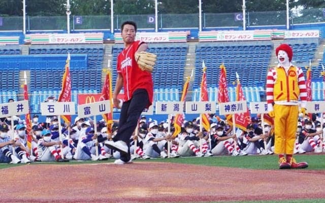 上原浩治氏の始球式に大歓声　“小学生の甲子園”「マクドナルド・トーナメント」が開幕