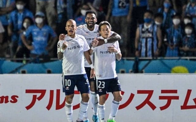 横浜FMサポの試合前コレオに「圧巻」「等々力がどよめいた」と川崎サポが絶賛！ 「2022シャーレ」を掲げて「強力な援護射撃」！