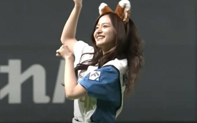 白ショーパンのしっぽフリフリは「かわいすぎ」　乃木坂“きつねダンス”が170万再生