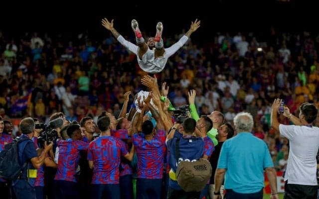 バルサ試合後の「D・アウベス胴上げ動画」が｢5万1000いいね超え｣！  ｢あなたへの愛は永遠｣と大反響の功労者への感謝場面