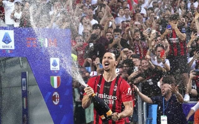 セリエA開幕前に昨季の「イブラヒモビッチの対人強すぎゴール」が再脚光！ 相手DFをものともせぬジャンピングボレー弾で膨らむ新シーズンへの期待