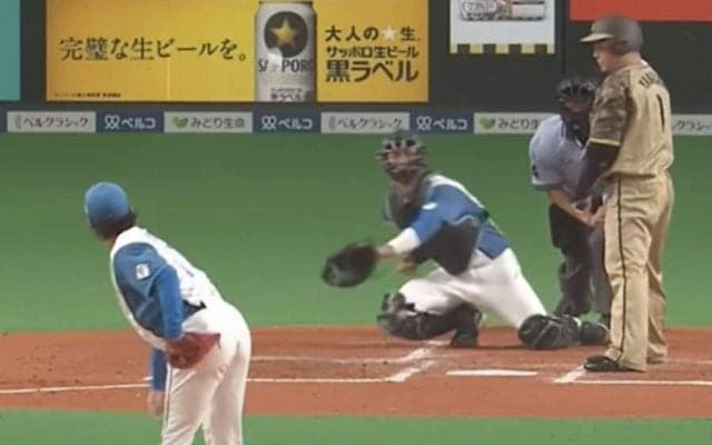 俯いて「必死に笑いをこらえる山川」　無意識で空振りしかけた“奇襲”が「なんだこれ」