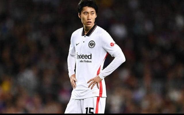 「うっま！！」レアル戦控えるフランクフルト鎌田が“3連的当てキック”に挑戦！持ち前のコントロールを披露「さすがです」