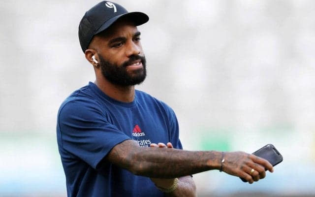 Tシャツ短パン姿で高級車を受け取る姿が話題！ ラカゼットが愛車をゲット「とても嬉しい」