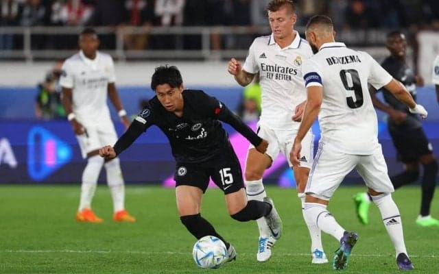 レアル・マドリードが鎌田大地フル出場のフランクフルトを下してUEFAスーパーカップを制す！ 今季初戴冠を導いたダビド・アラバとカリム・ベンゼマの｢圧巻ゴール｣