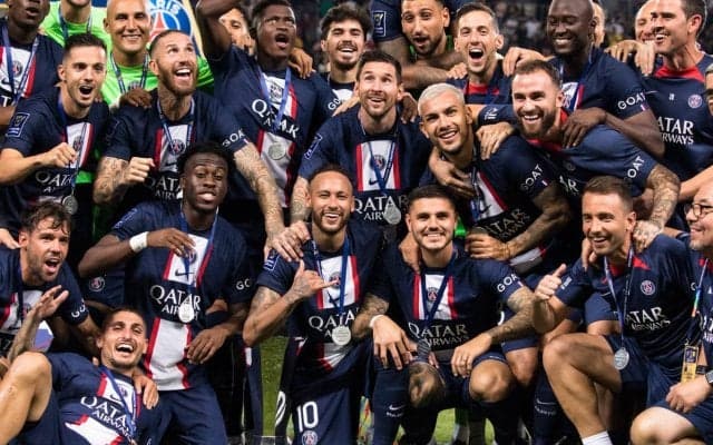 メッシは黒のロングコート、GOAT×PSGによるビジュアルキャンペーンで現役選手がモデルに